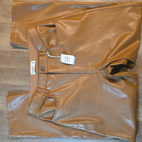 Abercrombie & Fitch - The 90's Straight Ultra High Rise Vegan Leather Pants. NWT - Picture 3 of 6